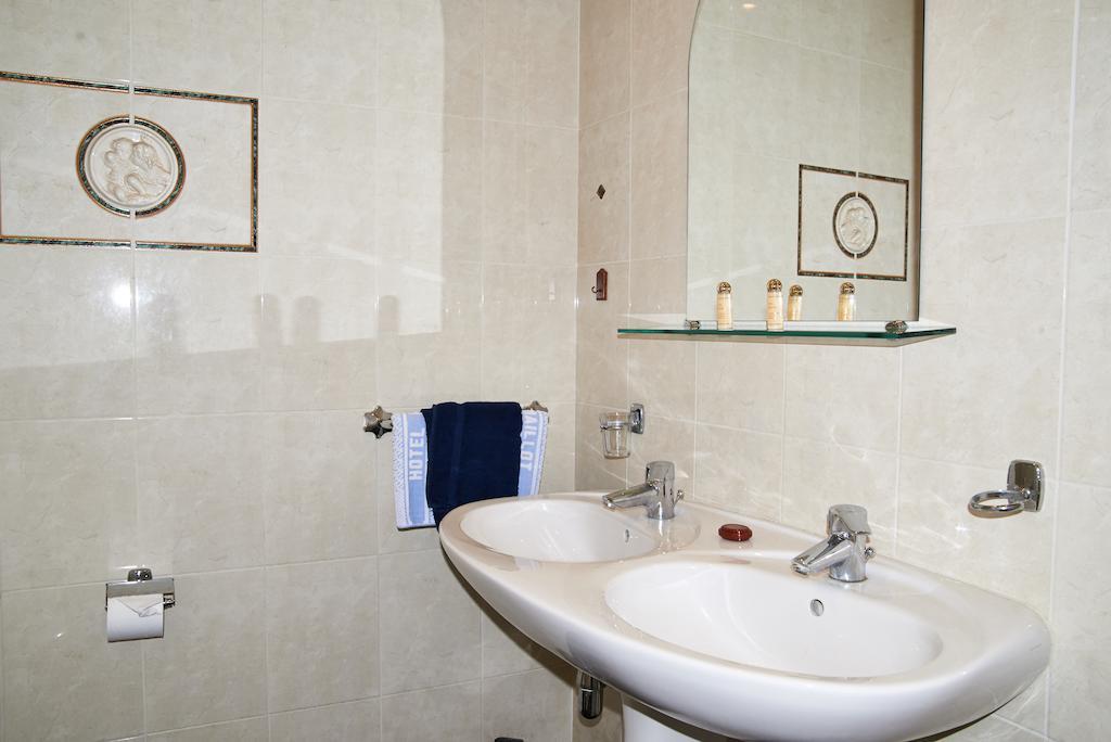 Hotel Maillot Нёйи-сюр-Сен Экстерьер фото