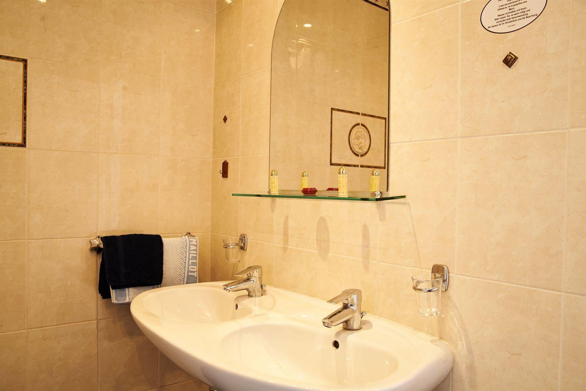 Hotel Maillot Нёйи-сюр-Сен Экстерьер фото