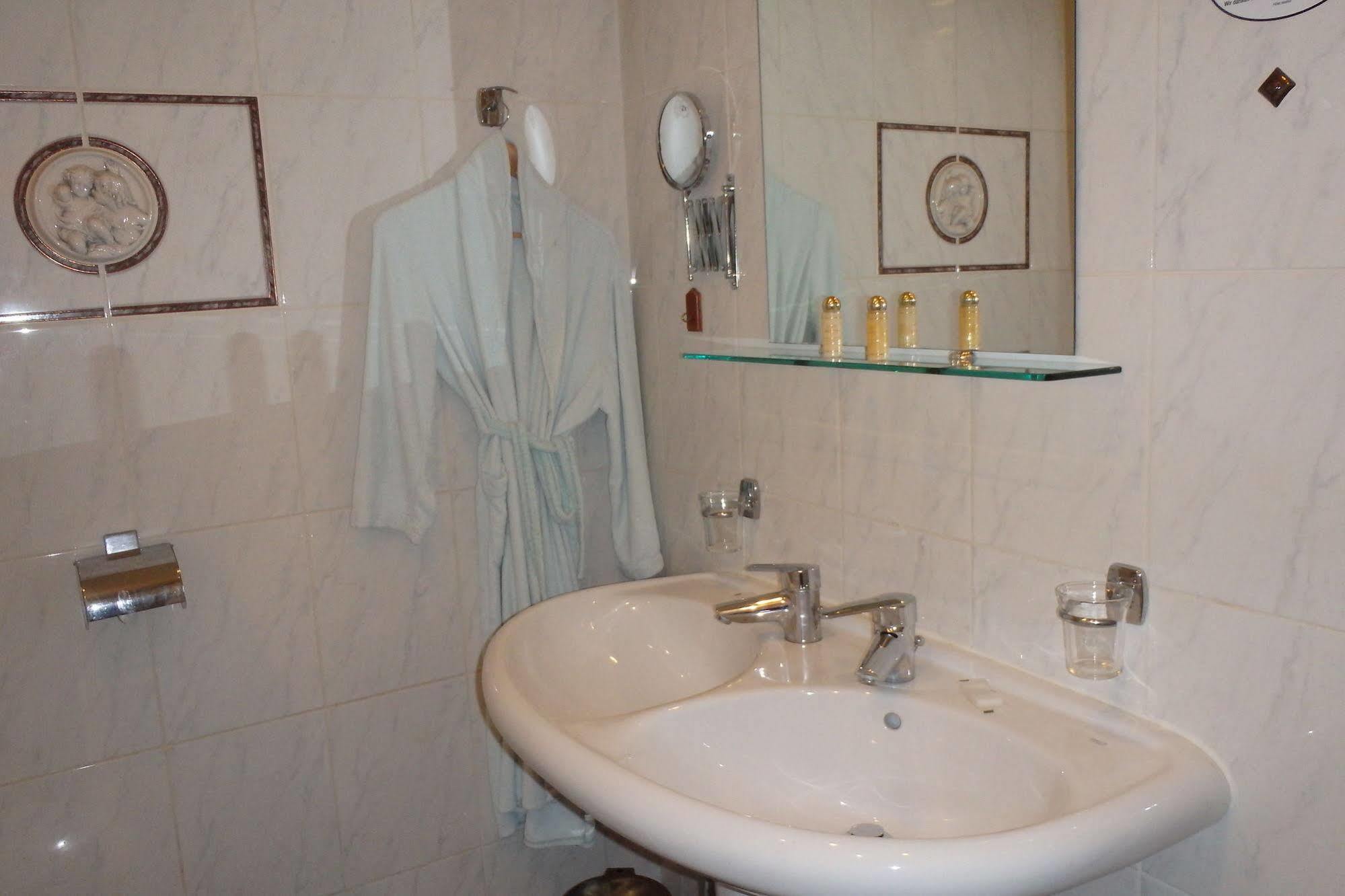 Hotel Maillot Нёйи-сюр-Сен Экстерьер фото